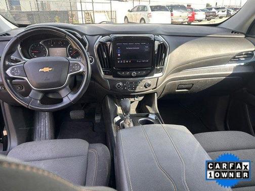 Mosaic Black Metallic 2021 Chevrolet Traverse LT Cloth
