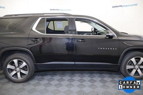 Mosaic Black Metallic 2021 Chevrolet Traverse LT Cloth