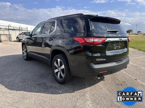 Mosaic Black Metallic 2021 Chevrolet Traverse LT Cloth