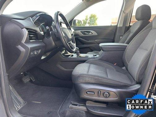Mosaic Black Metallic 2021 Chevrolet Traverse LT Cloth