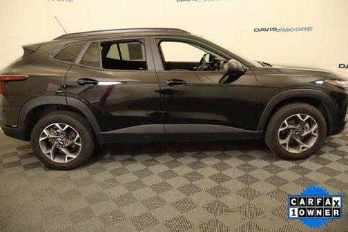 Mosaic Black Metallic 2025 Chevrolet Trax LT
