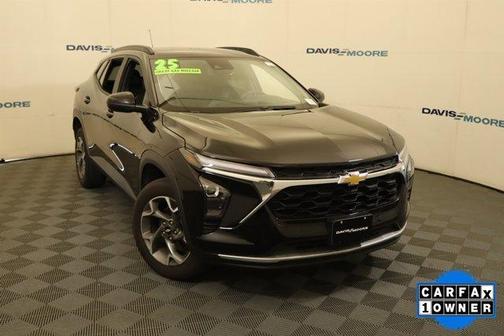 Mosaic Black Metallic 2025 Chevrolet Trax LT