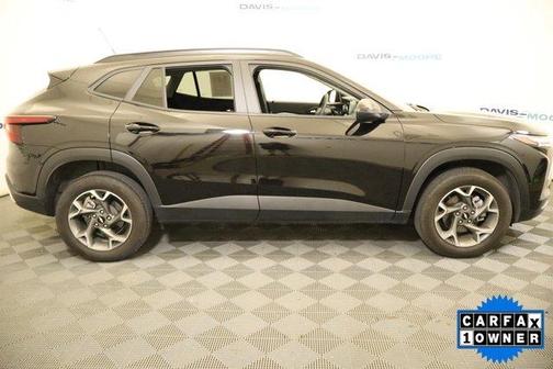 Mosaic Black Metallic 2025 Chevrolet Trax LT