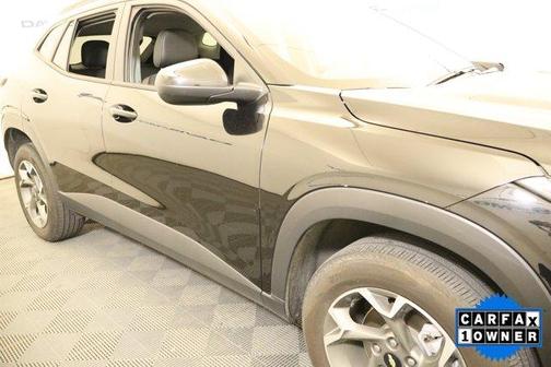 Mosaic Black Metallic 2025 Chevrolet Trax LT