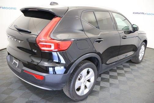 Onyx Black Metallic 2022 Volvo XC40 T4 Momentum