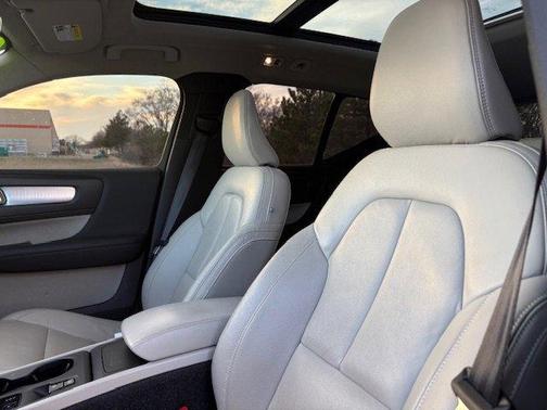 2022 Volvo XC40 T4 Momentum