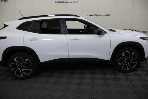 Summit White 2026 Chevrolet Trax 2RS