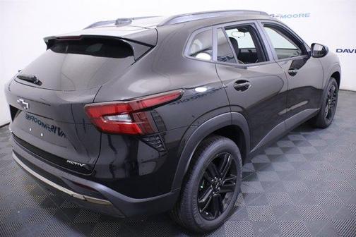 Mosaic Black Metallic 2026 Chevrolet Trax ACTIV