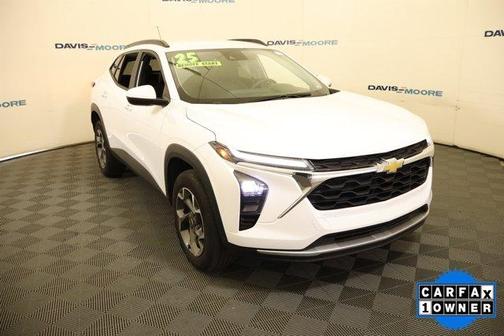 Summit White 2025 Chevrolet Trax LT