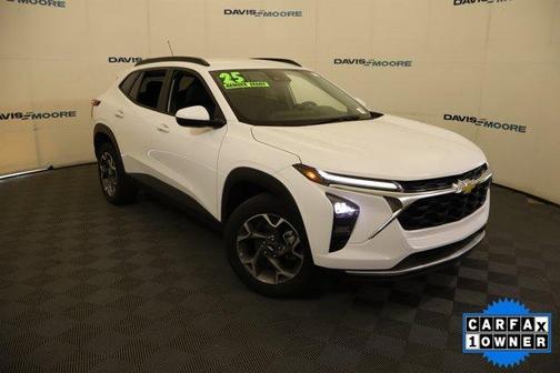 Summit White 2025 Chevrolet Trax LT