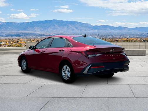 2025 Hyundai ELANTRA SE