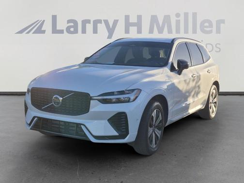 Crystal White Metallic 2024 Volvo XC60 Recharge Plug-In Hybrid T8 Plus Dark Theme