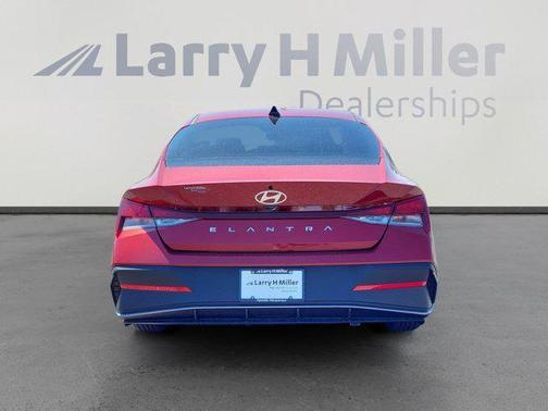 2025 Hyundai ELANTRA SE