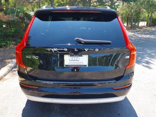 Onyx Black Metallic 2022 Volvo XC90 T5 Momentum