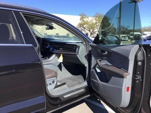 Photo 5 of 7 of 2019 Audi Q8 3.0T Prestige