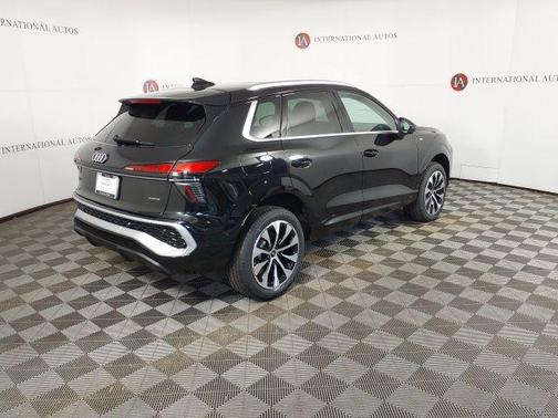 Mythos Black Metallic 2026 Audi Q3 TFSI quattro S tronic