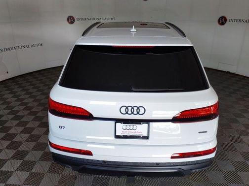 Glacier White Metallic 2026 Audi Q7 55 Premium Plus