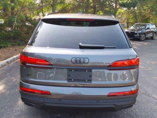 Samurai Gray Metallic 2026 Audi Q7 45 Premium Plus