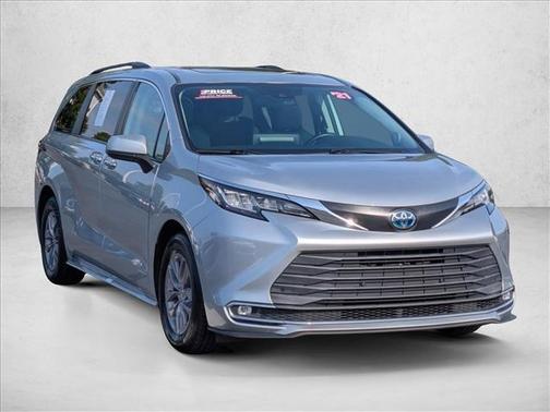 Celestial Silver Metallic 2021 Toyota Sienna XLE 7 Passenger
