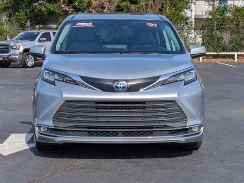 Celestial Silver Metallic 2021 Toyota Sienna XLE 7 Passenger