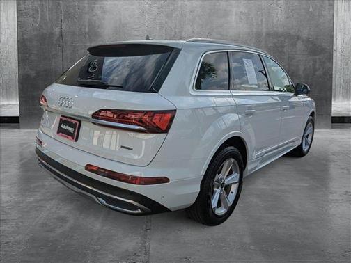 2024 Audi Q7 45 Premium Plus