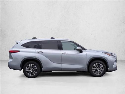 Celestial Silver Metallic 2021 Toyota Highlander XLE