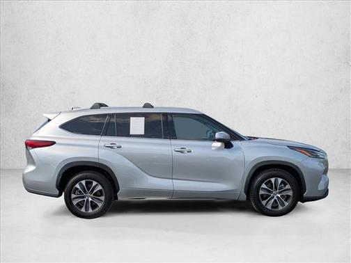 Celestial Silver Metallic 2021 Toyota Highlander XLE