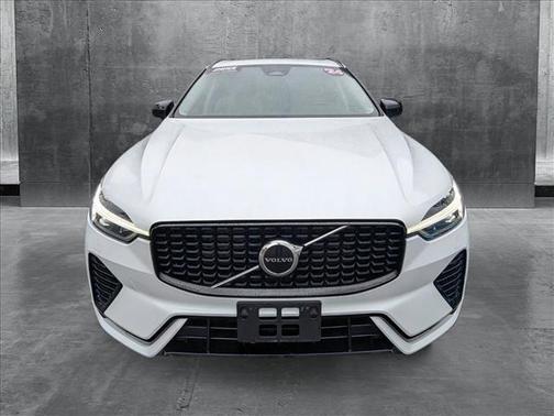 2024 Volvo XC60 B5 Core Dark Theme