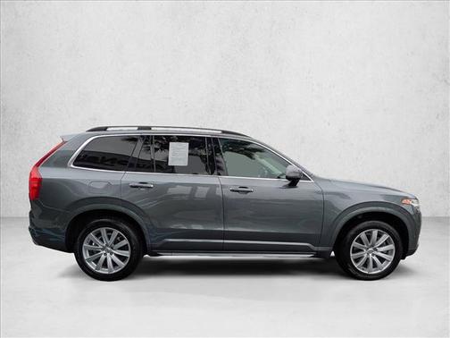 2017 Volvo XC90 T6 Momentum