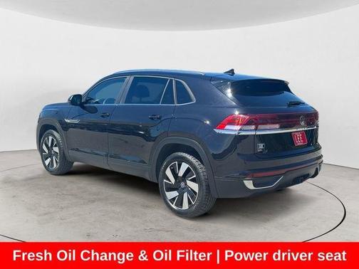 Deep Black Pearl Effect 2024 Volkswagen Atlas Cross Sport 2.0T SE w/Technology