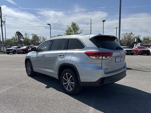 Celestial Silver Metallic 2018 Toyota Highlander XLE