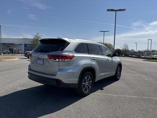 Celestial Silver Metallic 2018 Toyota Highlander XLE