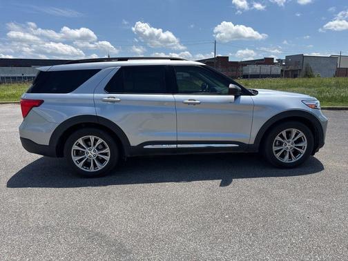 Iconic Silver Metallic 2021 Ford Explorer XLT