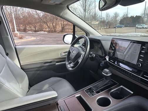 2024 Toyota Sienna XLE