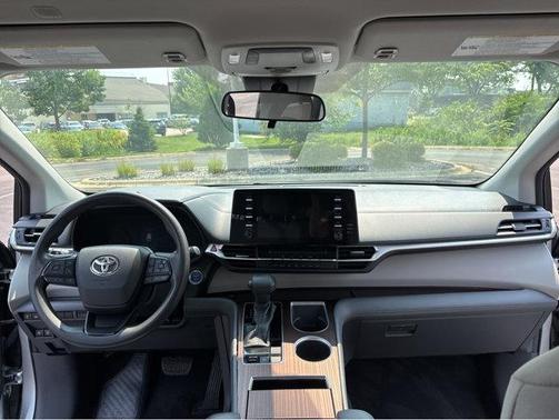 2022 Toyota Sienna LE