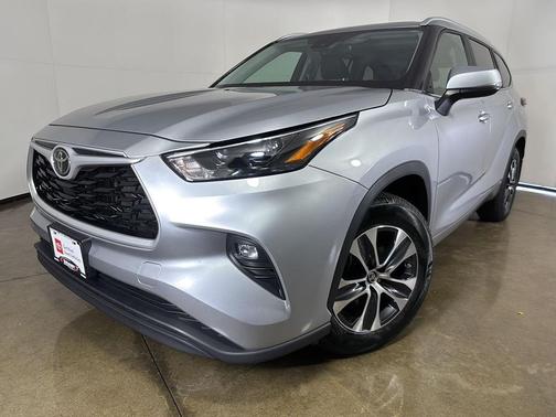 Celestial Silver Metallic 2023 Toyota Highlander XLE