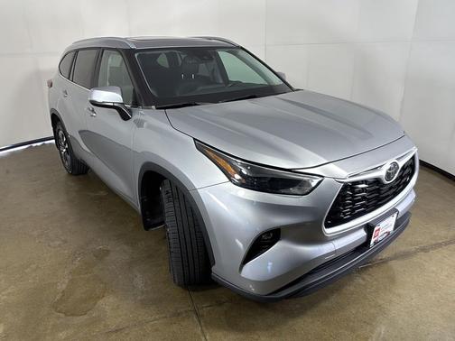Celestial Silver Metallic 2023 Toyota Highlander XLE