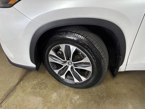 Wind Chill Pearl 2024 Toyota Highlander XLE