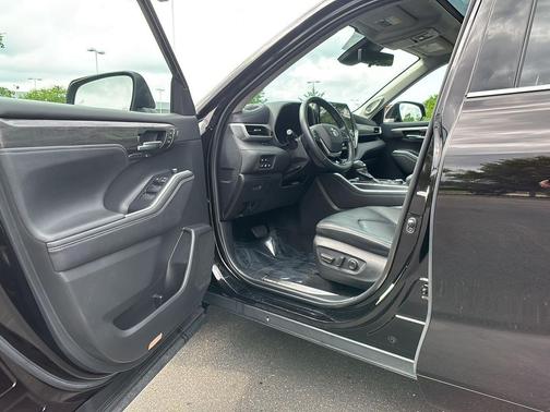 Opulent Amber 2020 Toyota Highlander Platinum