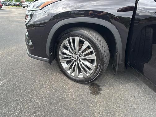 Opulent Amber 2020 Toyota Highlander Platinum