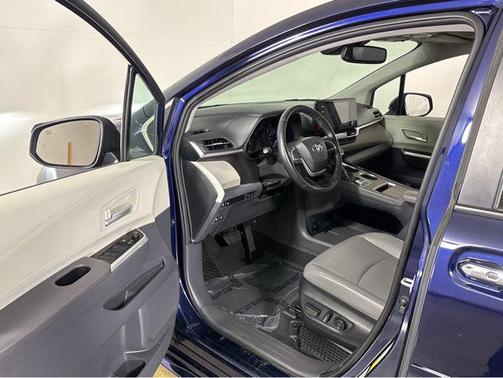2022 Toyota Sienna XLE 8 Passenger