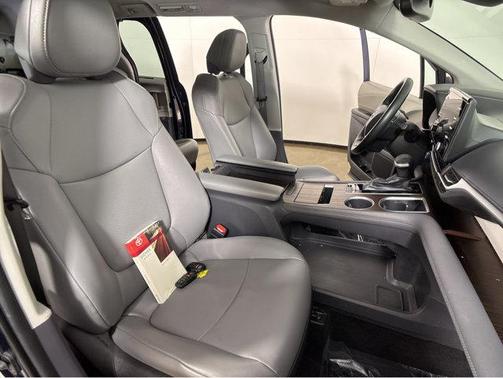 2022 Toyota Sienna XLE 8 Passenger