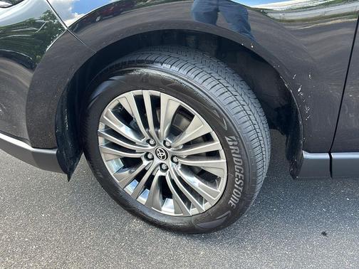 Black 2022 Toyota Venza XLE