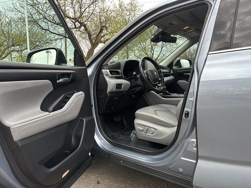 Moon Dust 2021 Toyota Highlander Hybrid XLE