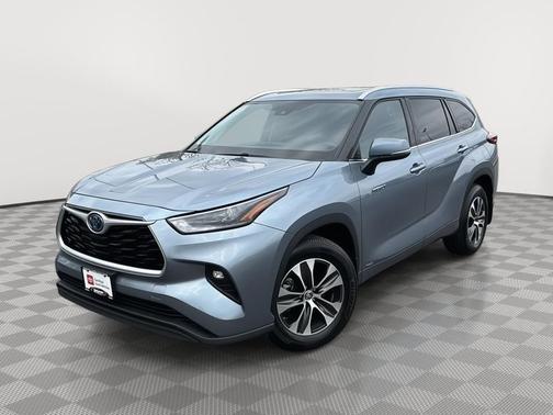 Moon Dust 2021 Toyota Highlander Hybrid XLE