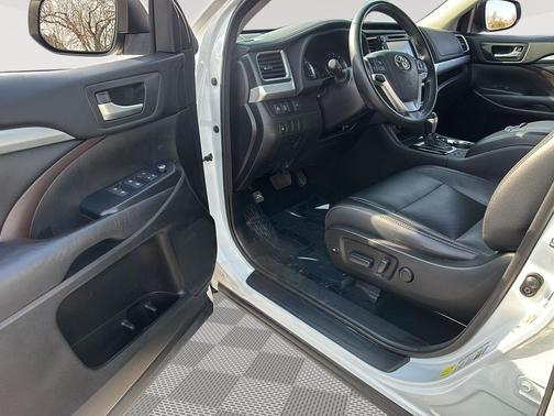 Blizzard Pearl 2017 Toyota Highlander XLE