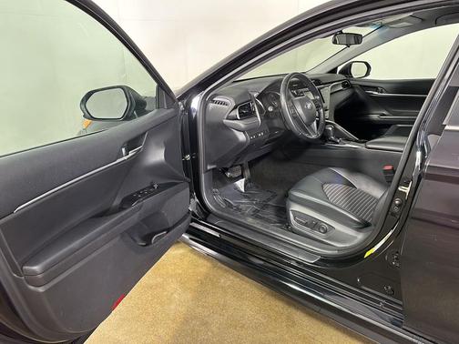 Midnight Black Metallic 2020 Toyota Camry SE