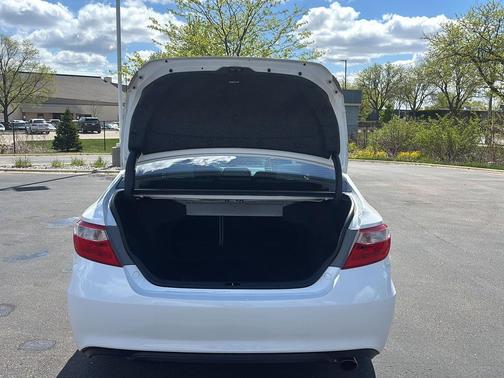 Super White 2015 Toyota Camry SE