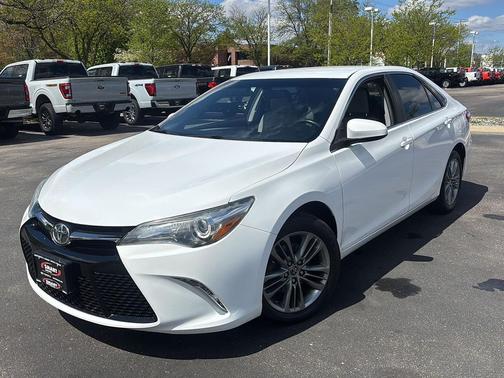 Super White 2015 Toyota Camry SE