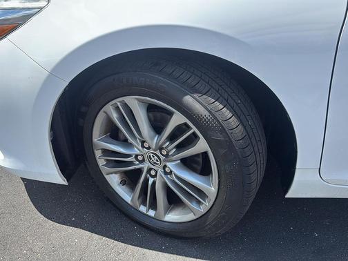 Super White 2015 Toyota Camry SE